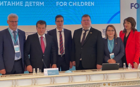 Мэр Чебоксар поздравил маленьких горожан и посетил форум в Татарстане