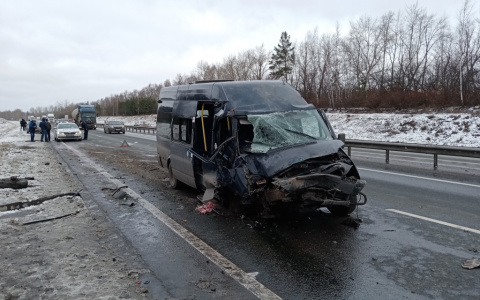 Водитель автобуса вез пять человек и отвлекся от дороги: будет суд