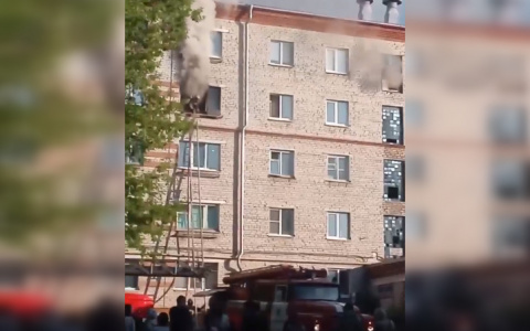 Рано утром в новочебоксарской пятиэтажке загорелась квартира