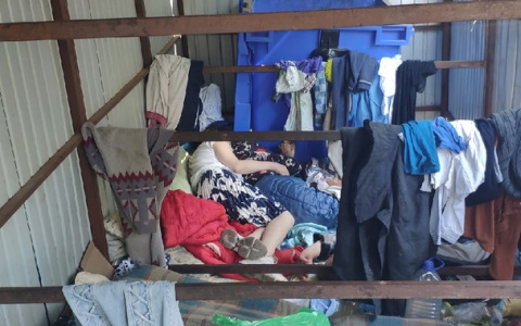 В центре Чебоксар поселились бомжи: "Развесили тряпки прямо на контейнерной площадке"