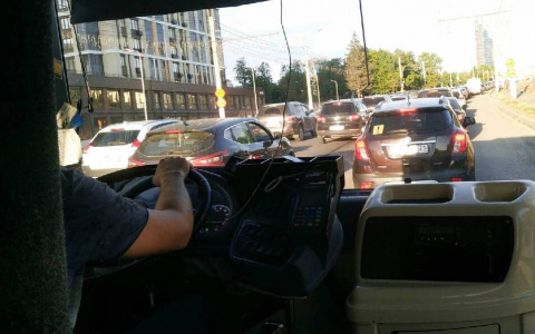 Водитель автобуса увез часть пассажиров в гараж после смены маршрута: девочке пришлось ехать на попутке