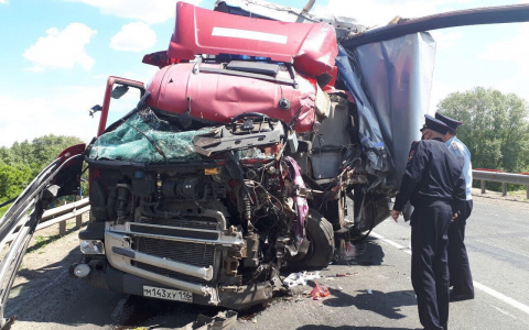 Обстоятельства смертельной аварии с тремя большегрузами: водитель КамАЗа ехал с супругой
