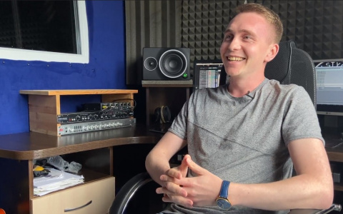 Автор чувашских хитов Константин Рязанов рассказал о себе и заработке: “Я не звезда, я просто артист”