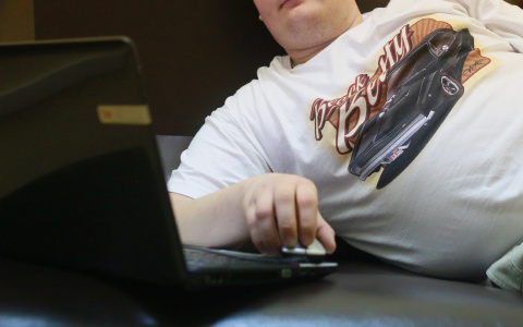 Девушка рассказала другу по переписке о своем молодом человеке, и он стал ее анонимно оскорблять