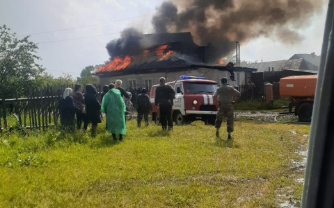 Молния ударила в дом в Канашском районе, начался пожар