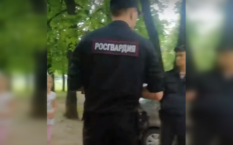 Напавшего на двух человек 28-летнего чебоксарца могут привлечь по уголовной статье