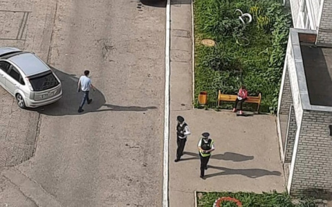 Жителей Альгешево напугал мужчина, который распивал напитки и размахивал пистолетом