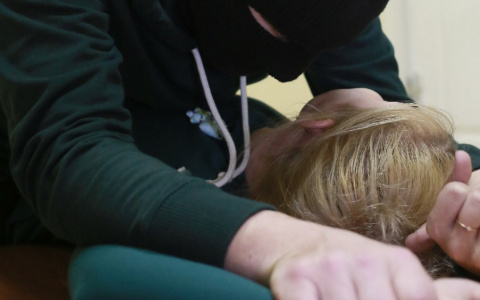 В Чебоксарах женщину изнасиловали в ее же квартире