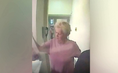 В Чебоксарах женщина забрала пакет с полумиллионом рублей: объявлен розыск