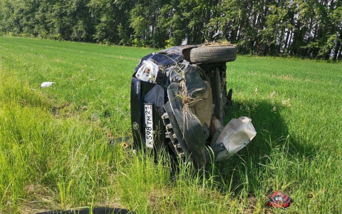 "Шкода" съехала в кювет, опрокинулась и замерла на боку: пьяного водителя увезли в больницу