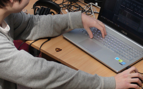 Мужчина под видом гинеколога знакомился на форуме со школьницами и выманивал интимные фото