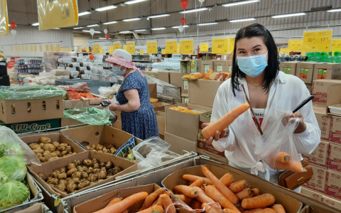 В Чувашии цена моркови дошла до ста рублей, недовольны даже продавцы: "Она у нас из Израиля"
