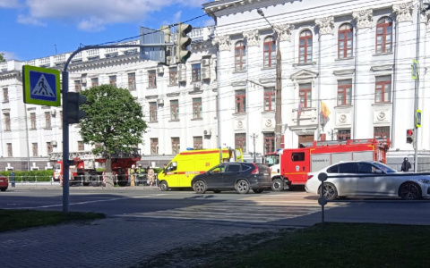 К зданию МВД в Чебоксарах съехались пожарные машины и скорая помощь