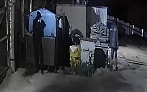 Ограбление склада в Чебоксарах двумя мужчинами попало на видео