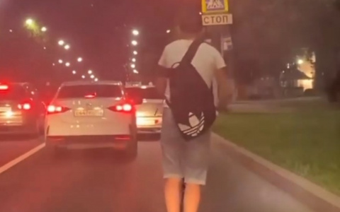 В Чебоксарах шатающийся мужчина разъезжал на самокате по автодороге: “Упал перед машиной”