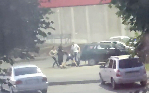 В Чебоксарах группа людей побила двух человек: пинали ногами, били по голове