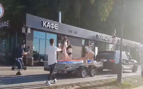 В Чебоксарах девушка залезла на крышу машины и устроила танцы: водитель получил семь штрафов