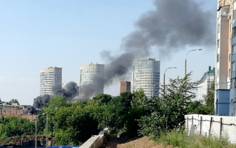 Пожар в центре Чебоксар: дым виден за километры