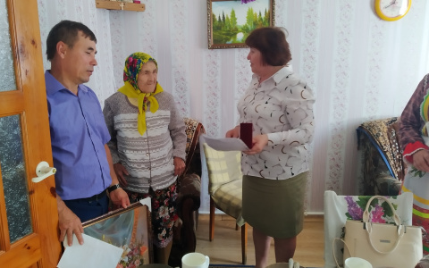 Жительнице чувашского села исполнилось 100 лет: для нее спели народные песни