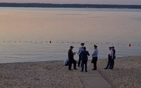 На Центральном пляже девочка заплыла за буйки и утонула