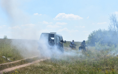 Силовики Чувашии по легенде ловили в лесу сбежавших преступников с заложниками
