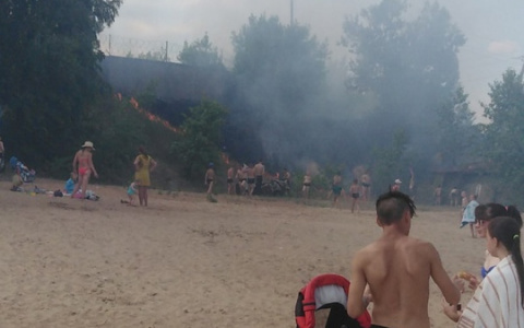 В Новочебоксарске горит пляж, загорающие тушат пожар самостоятельно
