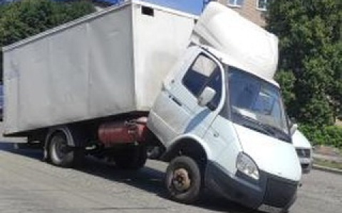 Рядом с Пригородным вокзалом сломалась пополам грузовая “ГАЗель”