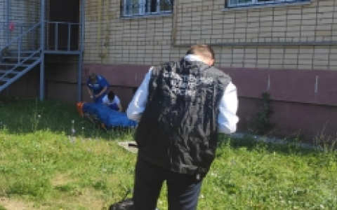 Мальчик умер в больнице после падения с пятого этажа: "Он остался под присмотром маленьких сестер"