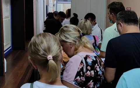 В Чебоксарском аэропорту пассажиры толпятся в очередях: "Влажность, высокая температура и полная антисанитария"