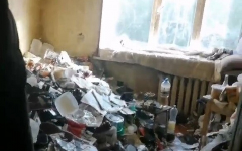 Мужчина принес домой груду мусора и пропал: соседи не знают, что с этим делать