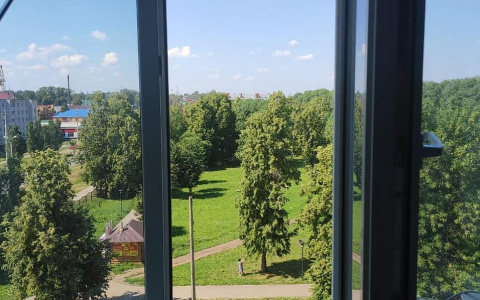 Появилось фото из квартиры, откуда выпал 3-летний ребенок