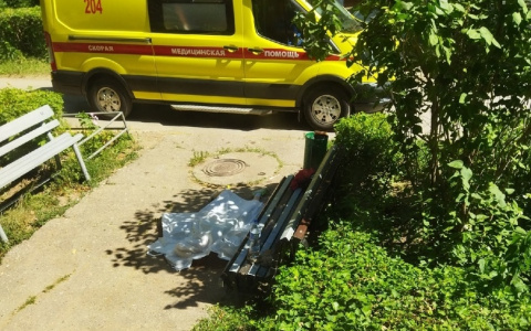 Новочебоксарка присела на скамейку и умерла