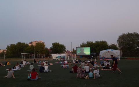 Новочебоксарцам показывают патриотические фильмы под открытым небом: на последний сеанс пришло больше трехсот человек