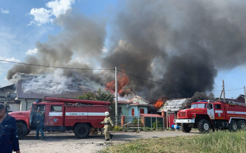 В Чебоксарском районе полыхает дом: "Дети остались вдвоем, родители были на работе"