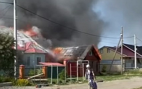 В МЧС рассказали подробности пожара в Чебоксарском районе: школьник баловался со спичками и горючим