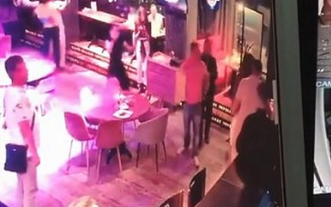 Полиция ищет дебошира, который устроил драку и ранил бармена стаканом