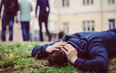 Трое парней избили жителя Канаша: ударили бейсбольной битой и пытались задушить