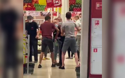В Чебоксарах мужчины устроили потасовку в торговом центре