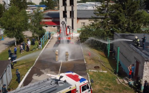 В Чебоксарах двух пожарных проводили на пенсию, окатив водой: “Ритуал означает символическое смывание сажи, копоти и пыли”
