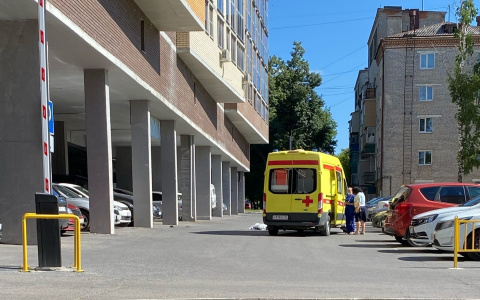 В Чебоксарах под окнами многоэтажки нашли труп