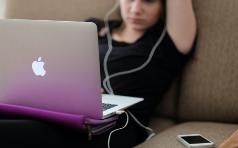 В онлайн-кинотеатре KION стала доступна комедия «Прабабушка легкого поведения. Начало» с Александром Реввой в главной роли