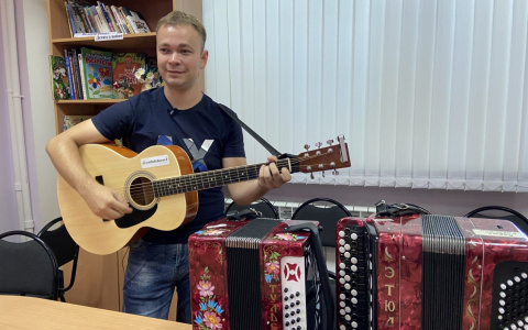Блогер из чувашской глубинки работает в сельском клубе, играет на восьми инструментах и занимается стройкой