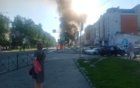 В Чебоксарах в час пик загорелся автобус