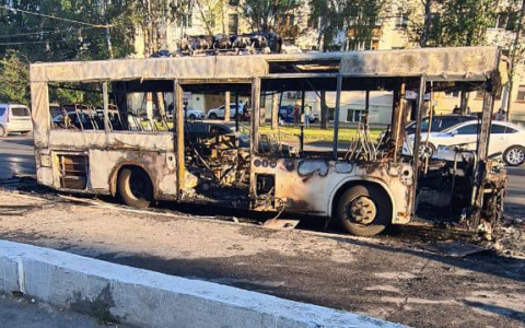 Вспыхнувший автобус в Чебоксарах вез 30 пассажиров: началась проверка