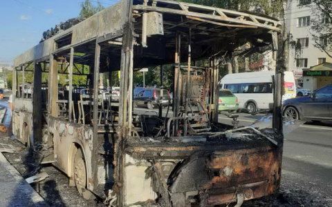 Стала известна предварительная причина возгорания автобуса, который выгорел дотла