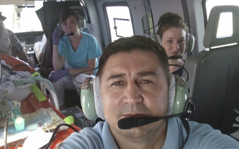 Медики на вертолете отправили одного малыша на операцию, а другого забрали назад: второй в тяжелом состоянии