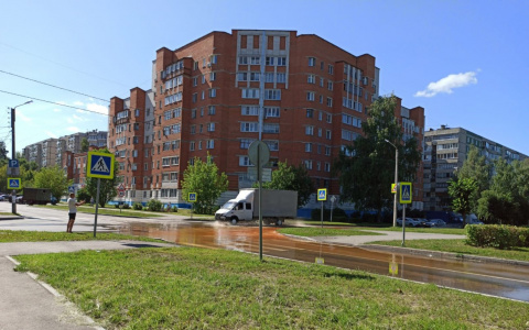 В Новоюжном районе прорвало трубу: "Смыло новый асфальт"