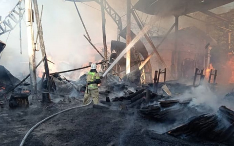 В Мариинском Посаде рано утром вспыхнул склад с машинами и древесиной