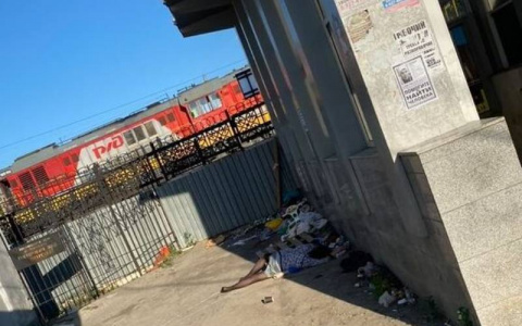 Рядом с вокзалом Чебоксар целый год живет бомж Татьяна: “Ее никто не трогает, потому что вонючая”