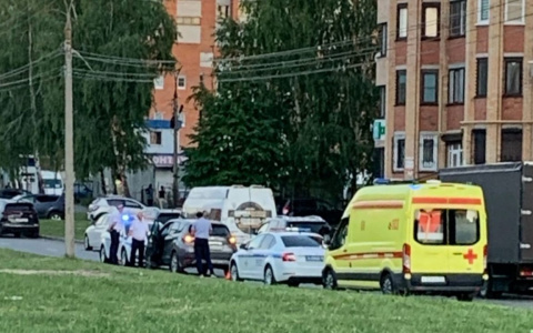 В Чебоксарах ребенок в наушниках выбежал под машину